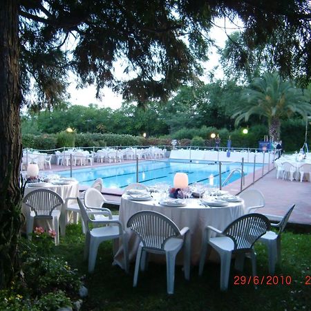 Hotel Garden Терни Екстериор снимка
