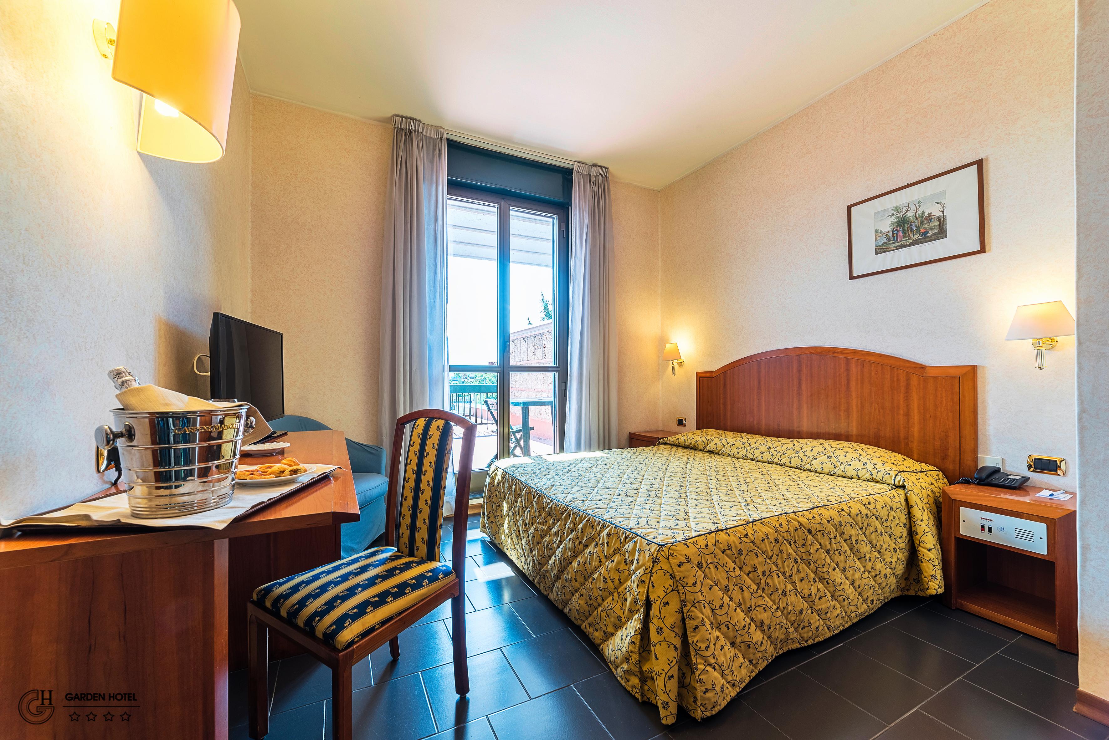 Hotel Garden Терни Екстериор снимка