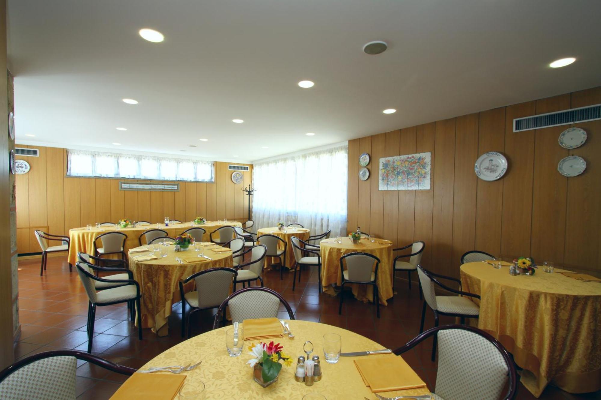 Hotel Garden Терни Екстериор снимка