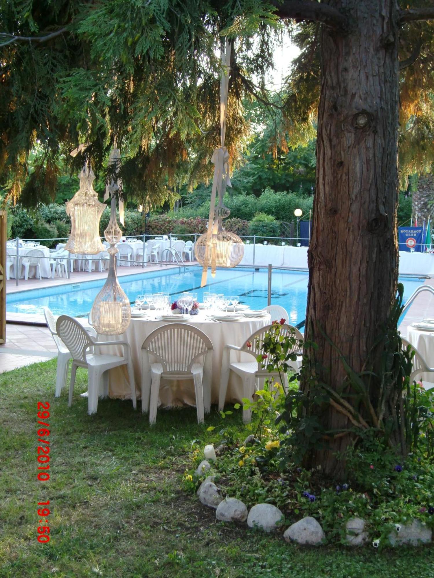 Hotel Garden Терни Екстериор снимка